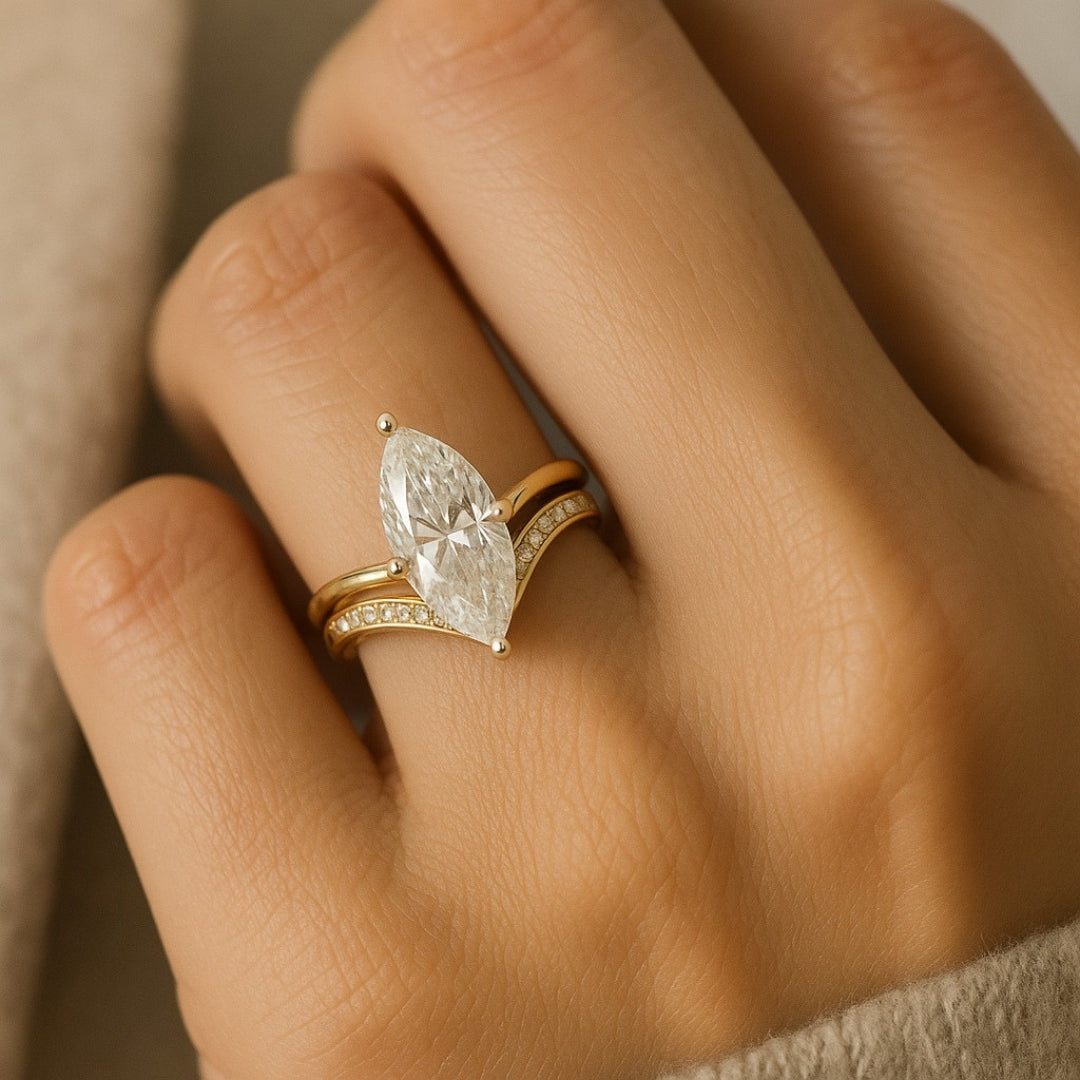 Goldener Kronenring in Tropfenform