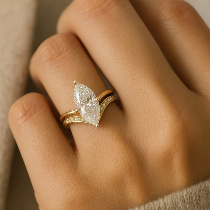 Goldener Kronenring in Tropfenform