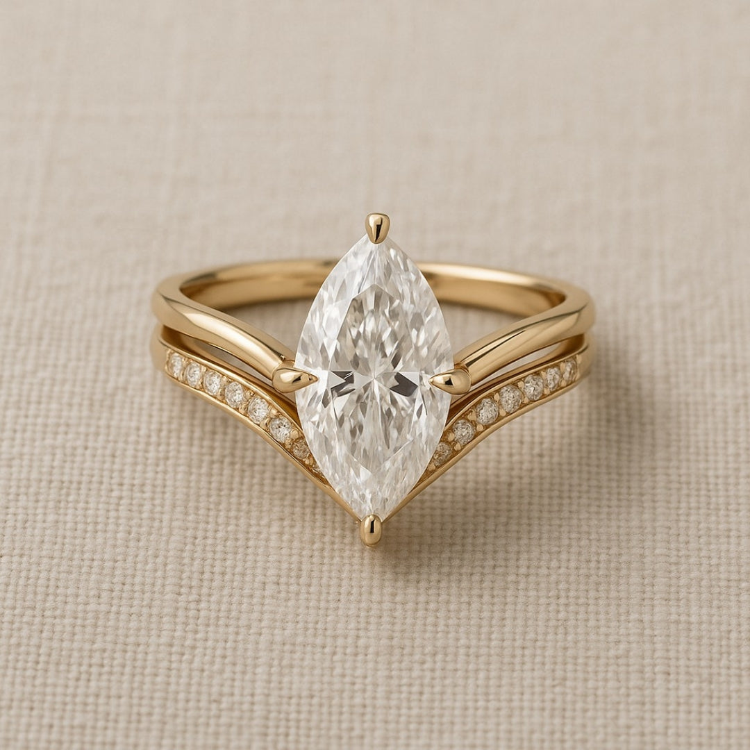 Goldener Kronenring in Tropfenform