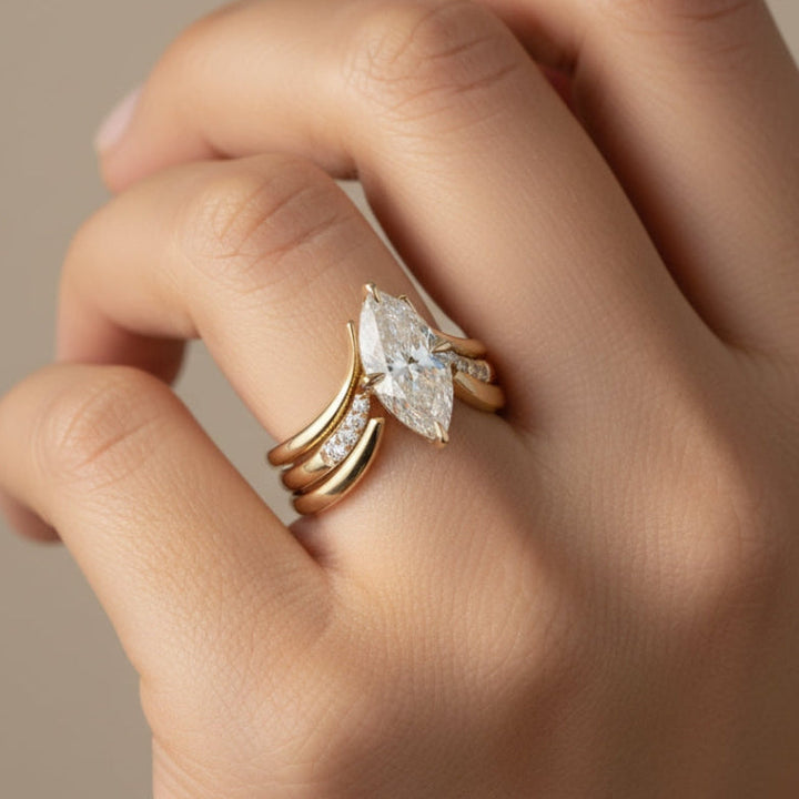Goldener Kronenring in Tropfenform
