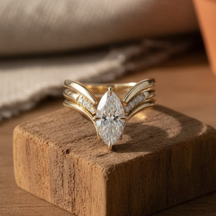 Goldener Kronenring in Tropfenform