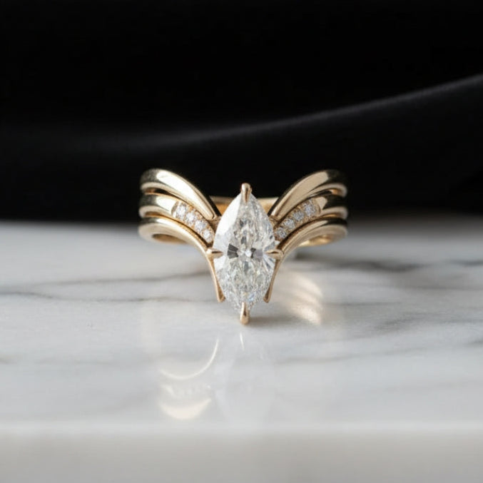 Goldener Kronenring in Tropfenform