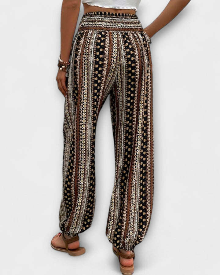 Stoffhose im Ethno-Stil