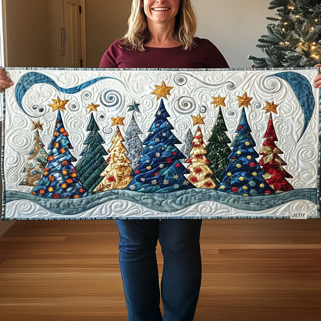 Quilt-Tischläufer – Verschneiter Kiefernwald