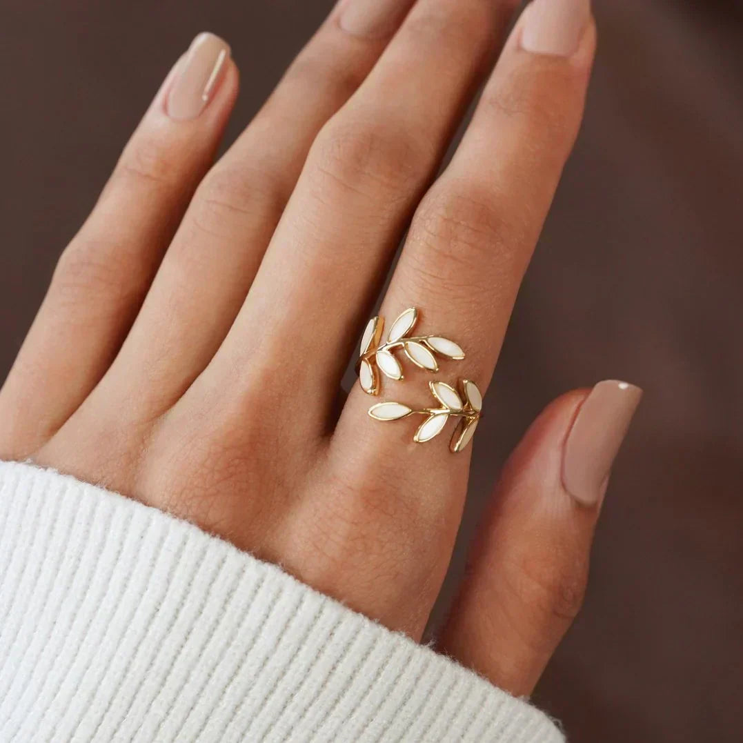 Verstellbarer Ring mit weissem Opal im Blattdesign