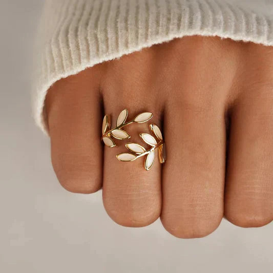 Verstellbarer Ring mit weissem Opal im Blattdesign