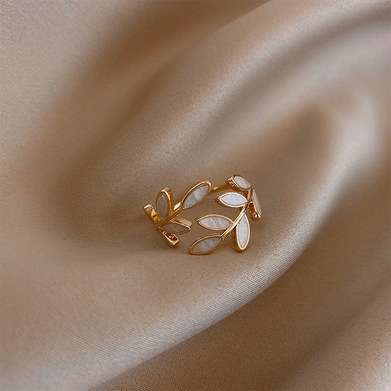 Verstellbarer Ring mit weissem Opal im Blattdesign