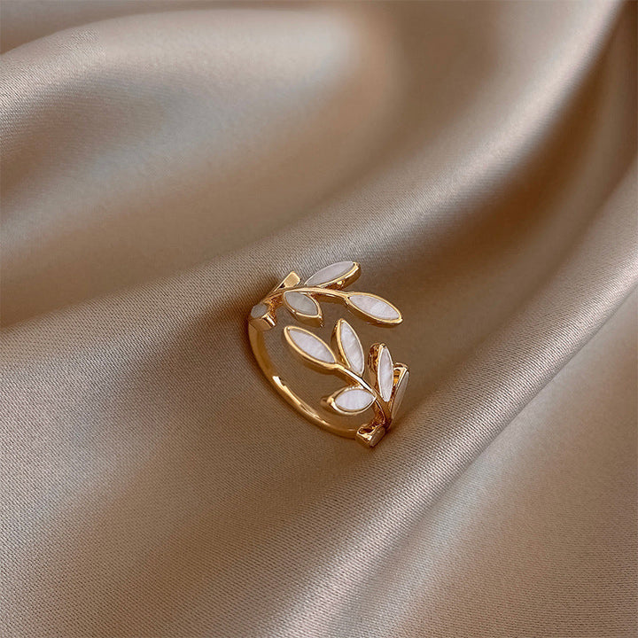 Verstellbarer Ring mit weissem Opal im Blattdesign