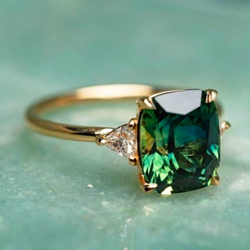 Goldring mit grünem Zirkonia