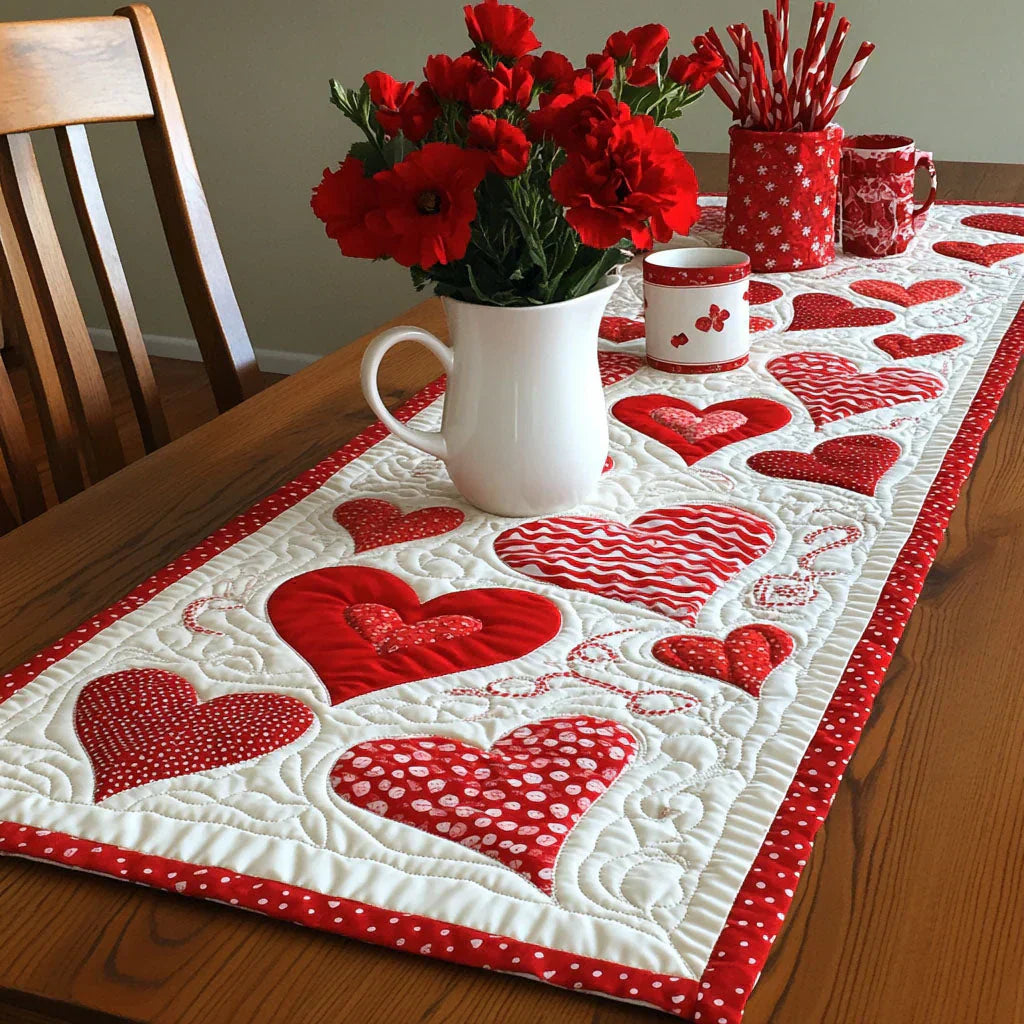 Warmer Quilt-Tischläufer mit Herzdesign