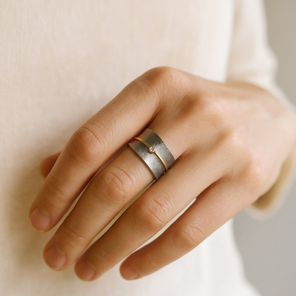 Ring mit abstraktem Design