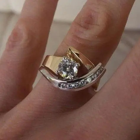 Asymmetrischer Ring mit Zirkonia-Dekor