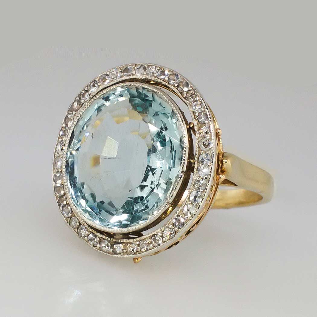 Runder blauer Glasring mit Golddetails