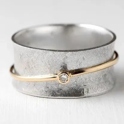 Ring mit abstraktem Design