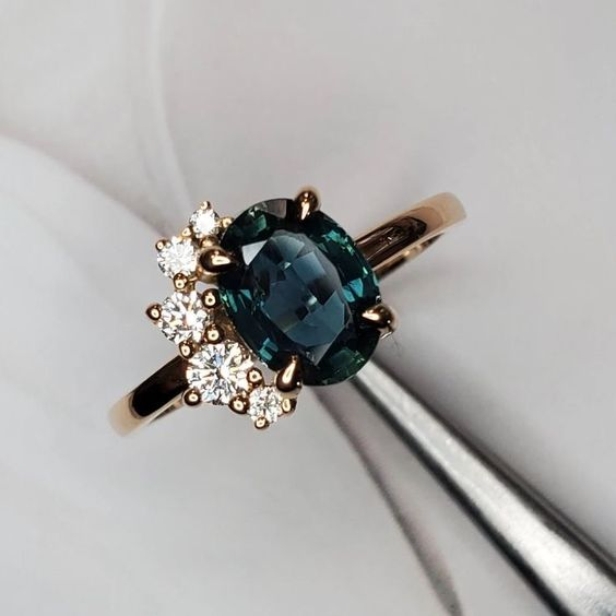 Retro-Ring mit Kristalldekor