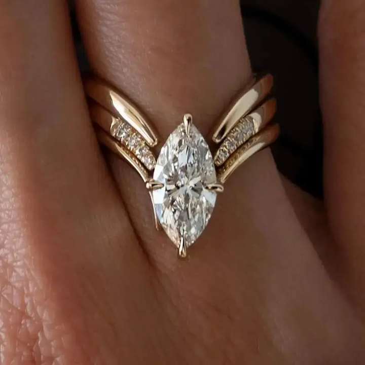Goldener Kronenring in Tropfenform