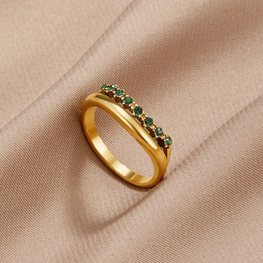 Ring mit smaragdgrünem Design
