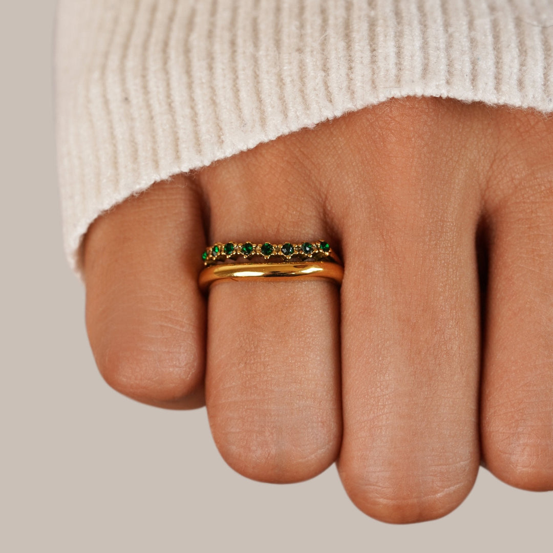 Ring mit smaragdgrünem Design